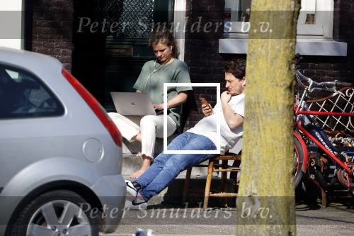 Amsterdam 6 april 2020
Julius v t Hek en zijn vriendin zitten voor het huis van zijn Vader Youp v t Hek in het zonnetje