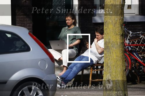 Amsterdam 6 april 2020
Julius v t Hek en zijn vriendin zitten voor het huis van zijn Vader Youp v t Hek in het zonnetje