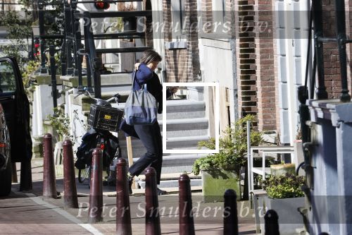 Amsterdam 23 maart 2020
Matthijs v Nieuwkerk brengt zijn vrouw Karin v Munster naar hun huis op de gracht . Vervolgens rijdt hij naar zijn eigen appartement in complex Pontsteiger . Na daar een uurtje geweest te zijn rijdt hij op zijn fiets naar de westergasfabriek waar DWDD opgenomen wordt.