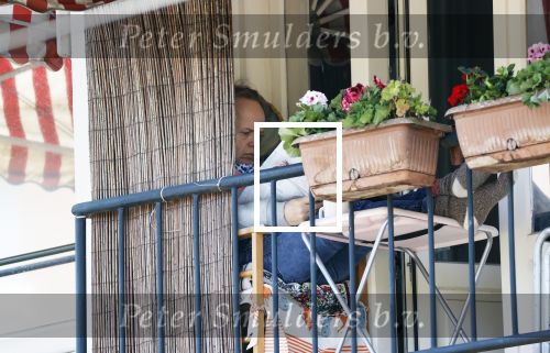 Amsterdam 11 april 2020
Marc marie Huijbregts verschuilt zich op zijn balkon