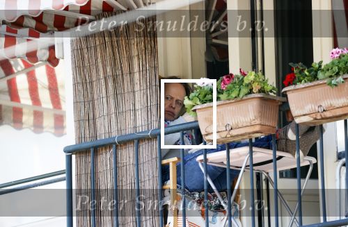 Amsterdam 11 april 2020
Marc marie Huijbregts verschuilt zich op zijn balkon