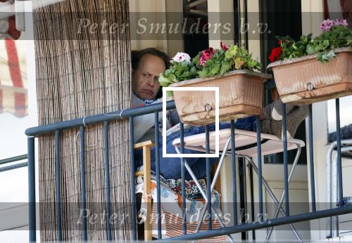 Amsterdam 11 april 2020
Marc marie Huijbregts verschuilt zich op zijn balkon