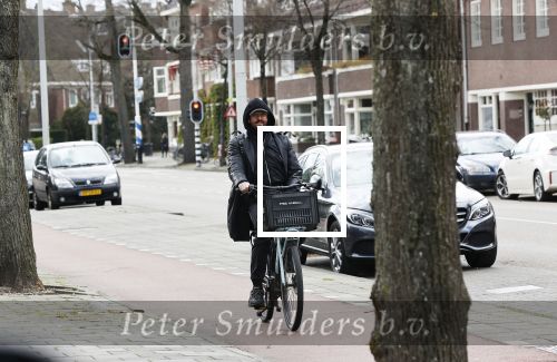 Amsterdam 1 april 2020
Mari v d Ven helemaal ingepakt op de fiets in Amsterdam zuid .