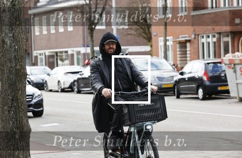 Amsterdam 1 april 2020
Mari v d Ven helemaal ingepakt op de fiets in Amsterdam zuid .