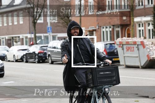 Amsterdam 1 april 2020
Mari v d Ven helemaal ingepakt op de fiets in Amsterdam zuid .