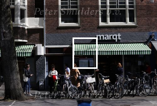 Amsterdam 17 april 2020
Bij Marqt staan mensen buiten te wachten ivm het corona virus