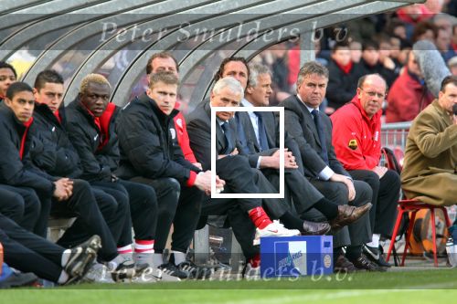Eindhoven, 9 April 2006 Kampioenswedstrijd Kompetitiewedstrijd PSV-Groningen Seizoen 2005/2006 eindstand 1-1 Tjaarda Weber Edwin zoetebier Arouna Kone Guus Hiddink Mart v d Heuvel Rene Eykelkamp Fred Rutten