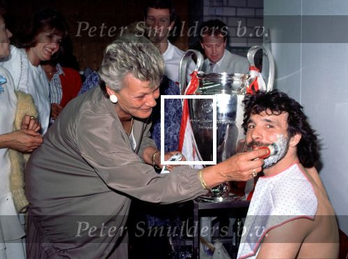 Stuttgart 25 mei 1988
PSV wint europacup I en Erik Gerets zijn baard wordt afgeschoren door de vrouw van Jac v d Ven nadat hij dit aan zijn ploeggenoten had beloofd voorafgaand aan de wedstrijd bij e.v.t. winst. Verder op de achtergrond o.a. Martin v d Heuvel en ton v Schijndel
PETER SMULDERS BV