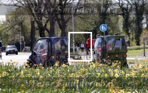Ouderkerk aan de Amstel 11 april 2020
Connie Witteman en haar zoon Marvin Breukhoven  met zijn vriend Rick rijden met hun 2 biro CCCC karretjes langs de Amstel.