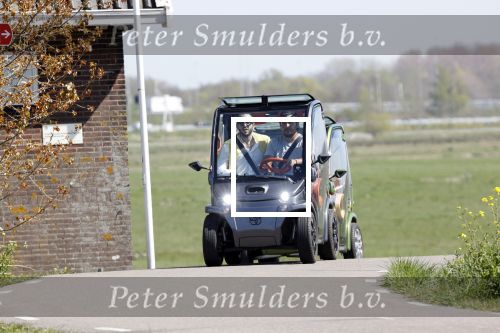 Ouderkerk aan de Amstel 11 april 2020
Connie Witteman en haar zoon Marvin Breukhoven  met zijn vriend Rick rijden met hun 2 biro CCCC karretjes langs de Amstel.