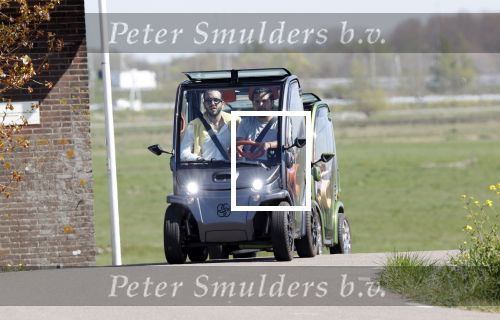 Ouderkerk aan de Amstel 11 april 2020
Connie Witteman en haar zoon Marvin Breukhoven  met zijn vriend Rick rijden met hun 2 biro CCCC karretjes langs de Amstel.