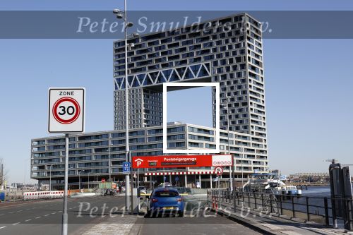 Amsterdam 23 maart 2020
Matthijs v Nieuwkerk brengt zijn vrouw Karin v Munster naar hun huis op de gracht . Vervolgens rijdt hij naar zijn eigen appartement in complex Pontsteiger . Na daar een uurtje geweest te zijn rijdt hij op zijn fiets naar de westergasfabriek waar DWDD opgenomen wordt.