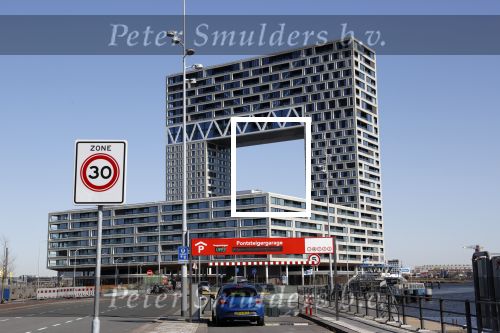 Amsterdam 23 maart 2020
Matthijs v Nieuwkerk brengt zijn vrouw Karin v Munster naar hun huis op de gracht . Vervolgens rijdt hij naar zijn eigen appartement in complex Pontsteiger . Na daar een uurtje geweest te zijn rijdt hij op zijn fiets naar de westergasfabriek waar DWDD opgenomen wordt.
