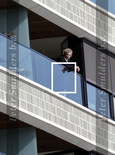 Amsterdam 23 maart 2020
Matthijs v Nieuwkerk brengt zijn vrouw Karin v Munster naar hun huis op de gracht . Vervolgens rijdt hij naar zijn eigen appartement in complex Pontsteiger . Na daar een uurtje geweest te zijn rijdt hij op zijn fiets naar de westergasfabriek waar DWDD opgenomen wordt.