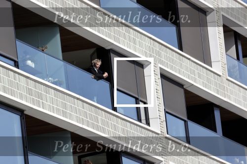 Amsterdam 23 maart 2020
Matthijs v Nieuwkerk brengt zijn vrouw Karin v Munster naar hun huis op de gracht . Vervolgens rijdt hij naar zijn eigen appartement in complex Pontsteiger . Na daar een uurtje geweest te zijn rijdt hij op zijn fiets naar de westergasfabriek waar DWDD opgenomen wordt.