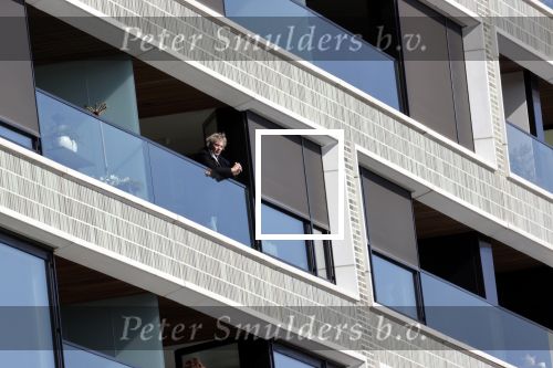 Amsterdam 23 maart 2020
Matthijs v Nieuwkerk brengt zijn vrouw Karin v Munster naar hun huis op de gracht . Vervolgens rijdt hij naar zijn eigen appartement in complex Pontsteiger . Na daar een uurtje geweest te zijn rijdt hij op zijn fiets naar de westergasfabriek waar DWDD opgenomen wordt.