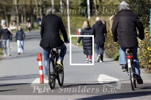 Amsterdam 23 maart 2020
Matthijs v Nieuwkerk brengt zijn vrouw Karin v Munster naar hun huis op de gracht . Vervolgens rijdt hij naar zijn eigen appartement in complex Pontsteiger . Na daar een uurtje geweest te zijn rijdt hij op zijn fiets naar de westergasfabriek waar DWDD opgenomen wordt.