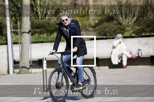 Amsterdam 23 maart 2020
Matthijs v Nieuwkerk brengt zijn vrouw Karin v Munster naar hun huis op de gracht . Vervolgens rijdt hij naar zijn eigen appartement in complex Pontsteiger . Na daar een uurtje geweest te zijn rijdt hij op zijn fiets naar de westergasfabriek waar DWDD opgenomen wordt.