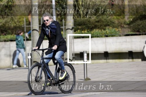 Amsterdam 23 maart 2020
Matthijs v Nieuwkerk brengt zijn vrouw Karin v Munster naar hun huis op de gracht . Vervolgens rijdt hij naar zijn eigen appartement in complex Pontsteiger . Na daar een uurtje geweest te zijn rijdt hij op zijn fiets naar de westergasfabriek waar DWDD opgenomen wordt.