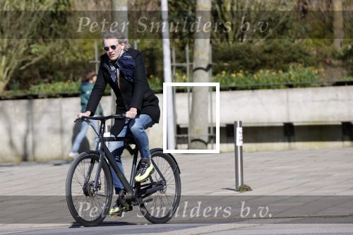 Amsterdam 23 maart 2020
Matthijs v Nieuwkerk brengt zijn vrouw Karin v Munster naar hun huis op de gracht . Vervolgens rijdt hij naar zijn eigen appartement in complex Pontsteiger . Na daar een uurtje geweest te zijn rijdt hij op zijn fiets naar de westergasfabriek waar DWDD opgenomen wordt.