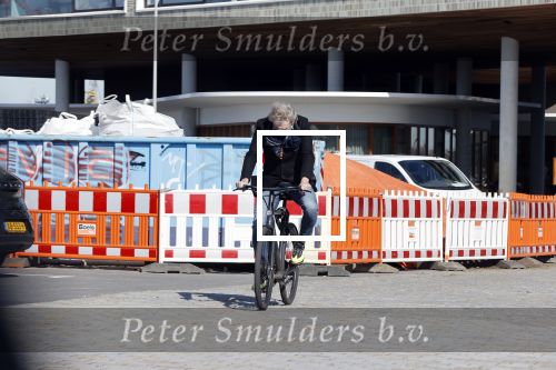 Amsterdam 23 maart 2020
Matthijs v Nieuwkerk brengt zijn vrouw Karin v Munster naar hun huis op de gracht . Vervolgens rijdt hij naar zijn eigen appartement in complex Pontsteiger . Na daar een uurtje geweest te zijn rijdt hij op zijn fiets naar de westergasfabriek waar DWDD opgenomen wordt.