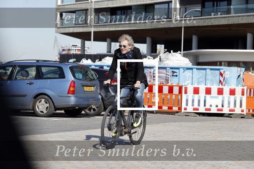 Amsterdam 23 maart 2020
Matthijs v Nieuwkerk brengt zijn vrouw Karin v Munster naar hun huis op de gracht . Vervolgens rijdt hij naar zijn eigen appartement in complex Pontsteiger . Na daar een uurtje geweest te zijn rijdt hij op zijn fiets naar de westergasfabriek waar DWDD opgenomen wordt.