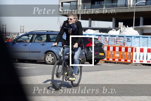 Amsterdam 23 maart 2020
Matthijs v Nieuwkerk brengt zijn vrouw Karin v Munster naar hun huis op de gracht . Vervolgens rijdt hij naar zijn eigen appartement in complex Pontsteiger . Na daar een uurtje geweest te zijn rijdt hij op zijn fiets naar de westergasfabriek waar DWDD opgenomen wordt.