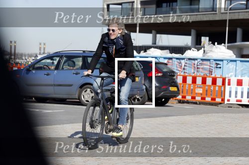 Amsterdam 23 maart 2020
Matthijs v Nieuwkerk brengt zijn vrouw Karin v Munster naar hun huis op de gracht . Vervolgens rijdt hij naar zijn eigen appartement in complex Pontsteiger . Na daar een uurtje geweest te zijn rijdt hij op zijn fiets naar de westergasfabriek waar DWDD opgenomen wordt.