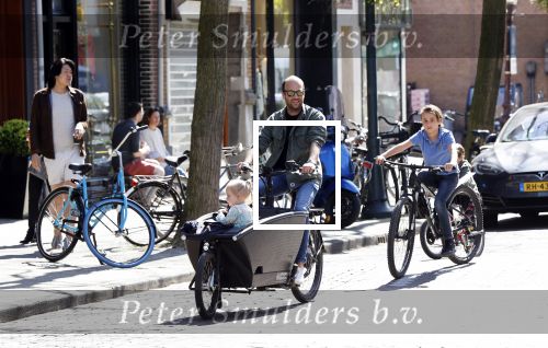 Amsterdam 11 april 2020
Michel v d Bergh en zijn vriendin Kimberley Klaver met de kinderen