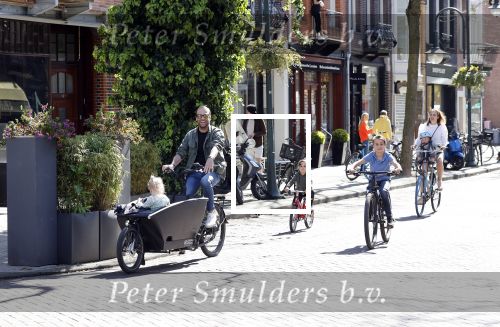 Amsterdam 11 april 2020
Michel v d Bergh en zijn vriendin Kimberley Klaver met de kinderen