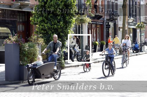 Amsterdam 11 april 2020
Michel v d Bergh en zijn vriendin Kimberley Klaver met de kinderen