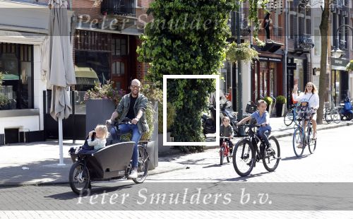 Amsterdam 11 april 2020
Michel v d Bergh en zijn vriendin Kimberley Klaver met de kinderen