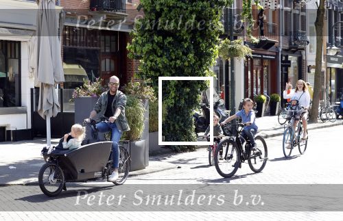 Amsterdam 11 april 2020
Michel v d Bergh en zijn vriendin Kimberley Klaver met de kinderen