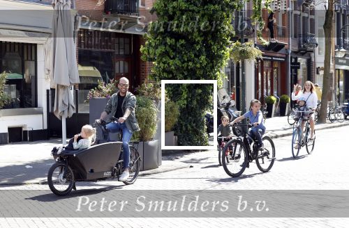 Amsterdam 11 april 2020
Michel v d Bergh en zijn vriendin Kimberley Klaver met de kinderen