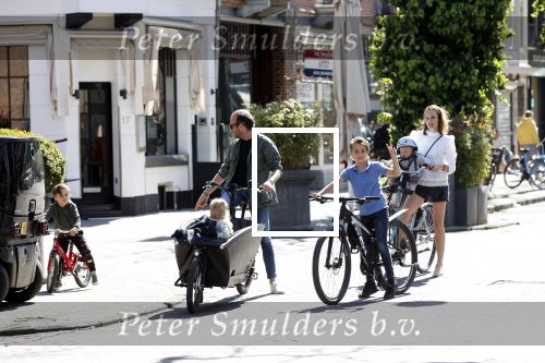 Amsterdam 11 april 2020
Michel v d Bergh en zijn vriendin Kimberley Klaver met de kinderen