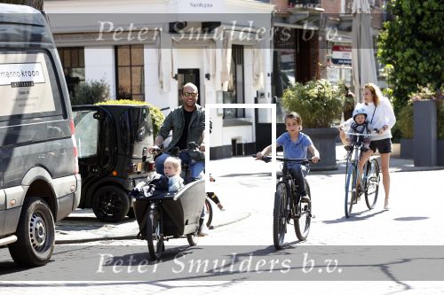 Amsterdam 11 april 2020
Michel v d Bergh en zijn vriendin Kimberley Klaver met de kinderen