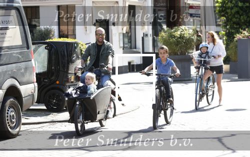 Amsterdam 11 april 2020
Michel v d Bergh en zijn vriendin Kimberley Klaver met de kinderen
