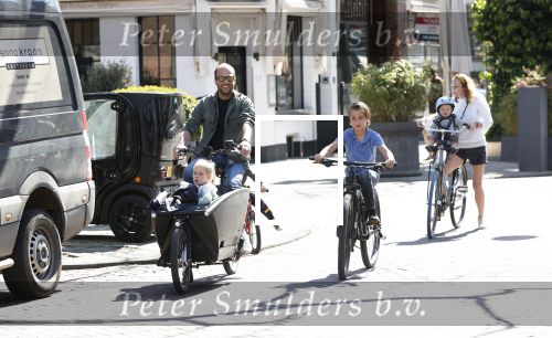 Amsterdam 11 april 2020
Michel v d Bergh en zijn vriendin Kimberley Klaver met de kinderen