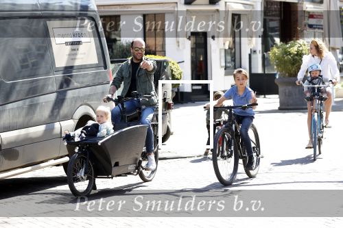 Amsterdam 11 april 2020
Michel v d Bergh en zijn vriendin Kimberley Klaver met de kinderen