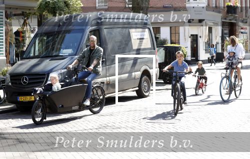 Amsterdam 11 april 2020
Michel v d Bergh en zijn vriendin Kimberley Klaver met de kinderen