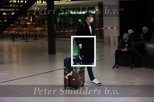 Schiphol 19 maart 2020
een man met een mondkapje op schiphol.