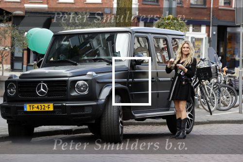 Amsterdam 3 april 2020
Nikkie Plessen stapt in haar mercedes G klasse.