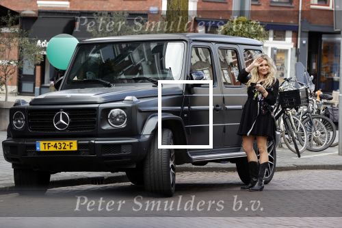 Amsterdam 3 april 2020
Nikkie Plessen stapt in haar mercedes G klasse.