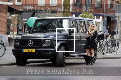 Amsterdam 3 april 2020
Nikkie Plessen stapt in haar mercedes G klasse.