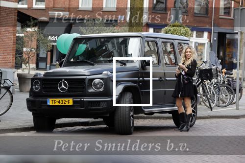 Amsterdam 3 april 2020
Nikkie Plessen stapt in haar mercedes G klasse.