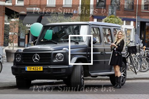 Amsterdam 3 april 2020
Nikkie Plessen stapt in haar mercedes G klasse.