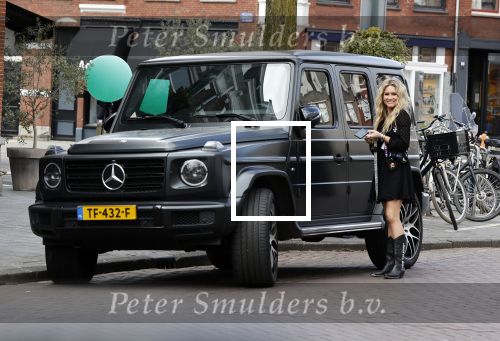 Amsterdam 3 april 2020
Nikkie Plessen stapt in haar mercedes G klasse.