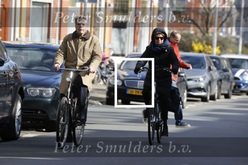 Den haag 21 maart 2020
Piet Hein Donner en zijn vrouw fietsend door Den Haag.