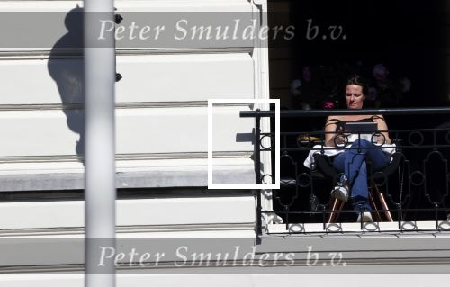 Amsterdam 4 april 2020
Prinses Annette zit met haar raam open lekker op de ipad.
