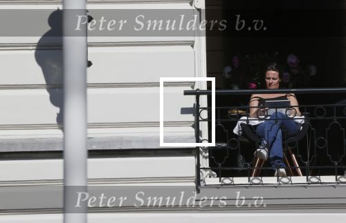 Amsterdam 4 april 2020
Prinses Annette zit met haar raam open lekker op de ipad.